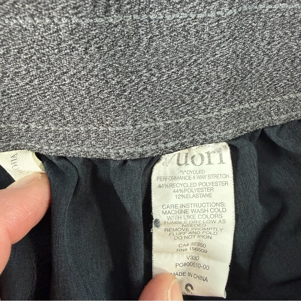 Vuori Banks Shorts Mens Small Black Grey Hybrid‎ Board Swim Shorts Resort Wear